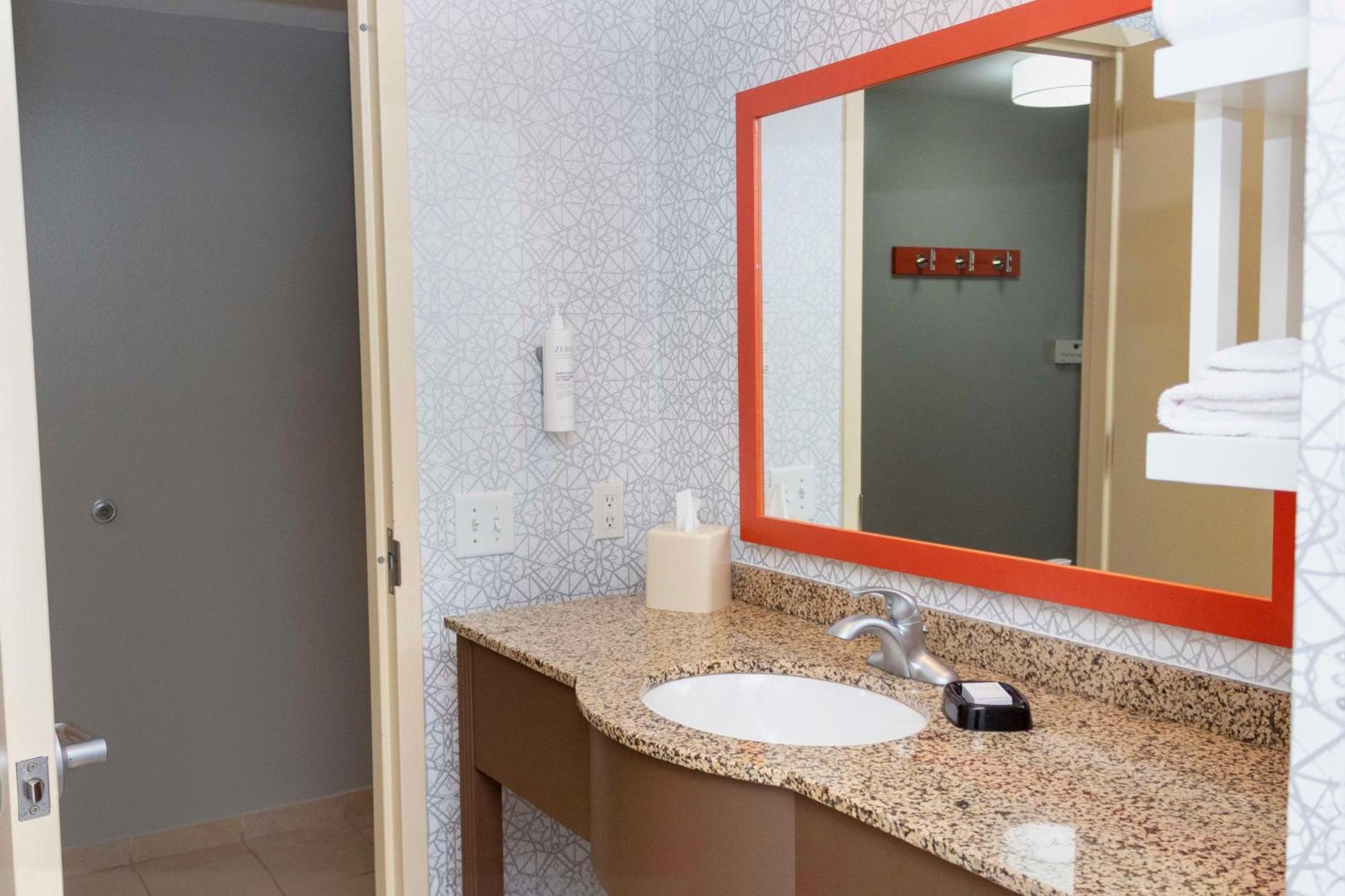 Hampton & Hotel Riverton